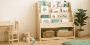 Ahşap Montessori kavelalı çocuk kitaplığı ve çocuk odası okuma köşesi düzeni.